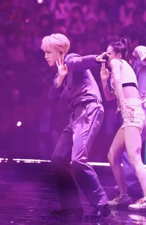 大航海南京场紫色真的好衬他@张艺兴