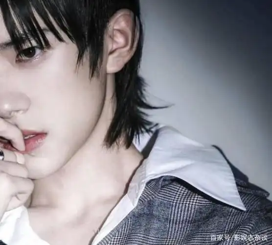 美丽的锁骨照片tfboys!易烊千玺禁欲!王源轻浮