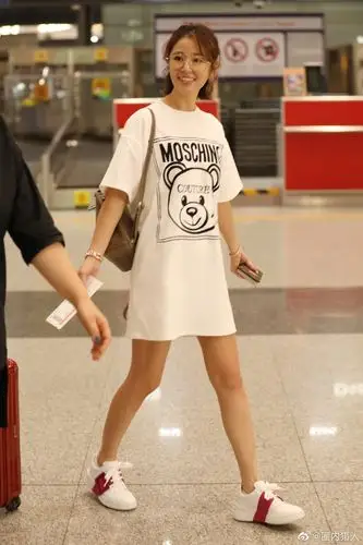 网友投稿在机场拍到的林心如最新照片,据说是新戏的初版造型