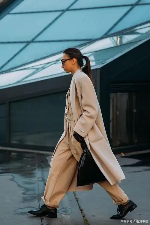 极简风的重点在于简约,干净,利落的设计,所以在搭配衣服时也要注重