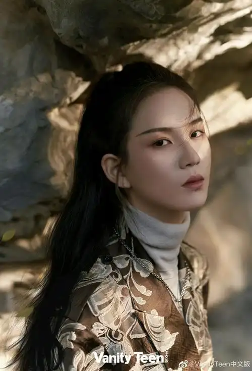 陆柯燃长发古风大片释出置身山水间化身潇洒女侠客