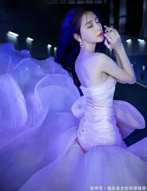 这条浅粉色的礼服裙看起来很温柔,这件衣服非常衬托angelababy的气质