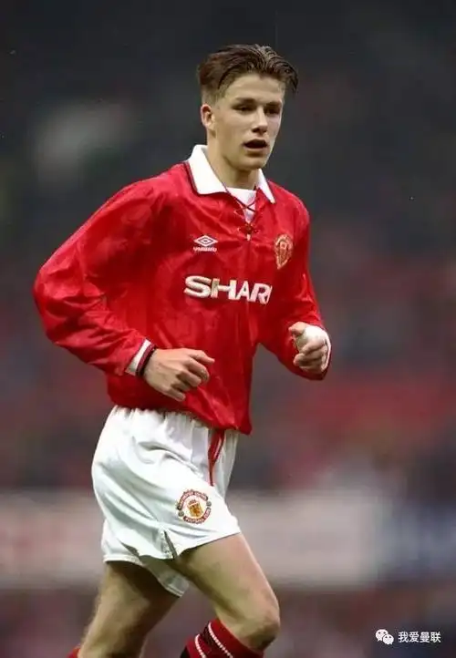 史上今日!21年前,小贝60米半场吊射震惊世界