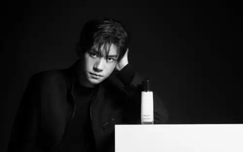 阿玛尼发布代言人易烊千玺全新宣传照,经典黑白色调展现坚韧的帅气