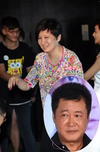 赵宝刚妻子真不像63年的人,碎花上衣穿得挺清新,一看就是女强人