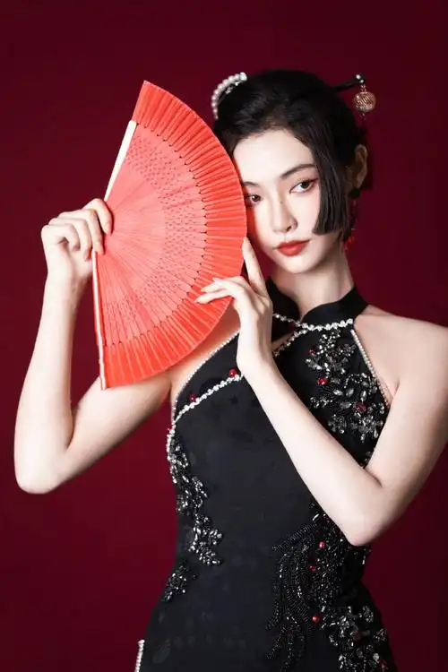 许佳琪红扇旗袍造型##许佳琪好像漫画里的人