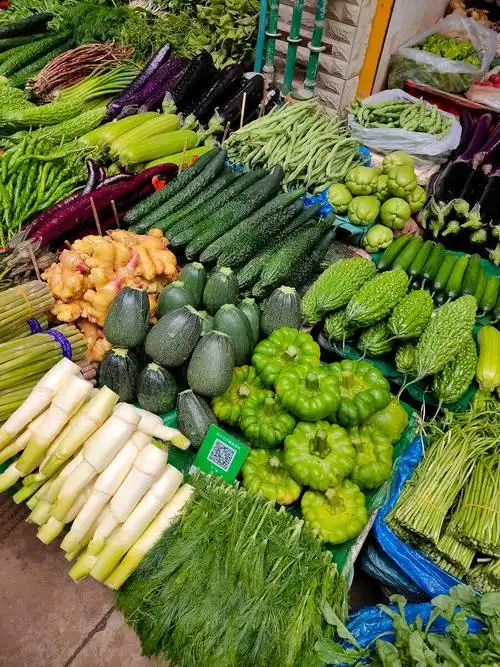 云南昆明纂新农贸市场上的新鲜蔬菜