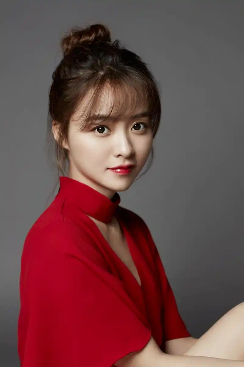 90后浙江美女余心恬,俏丽多姿,楚楚动人