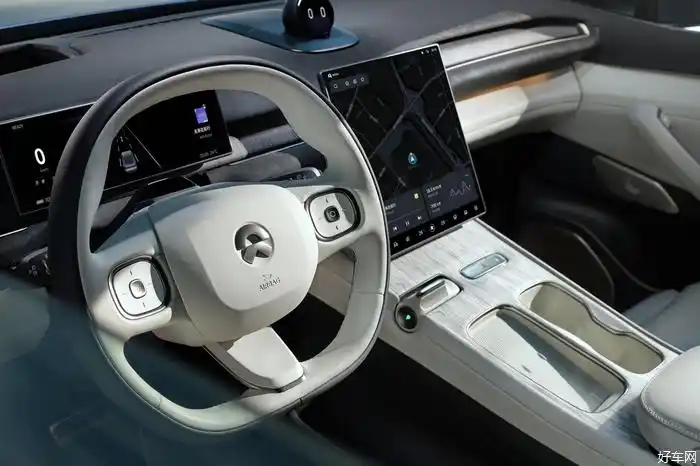 极少的物理按键和大尺寸中控屏幕与蔚来et7如出一辙,在内饰材质上,该
