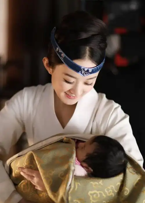 和坐月子期间长胖了那非常正常,赵丽颖在产前曾晒过一张变胖了的照片