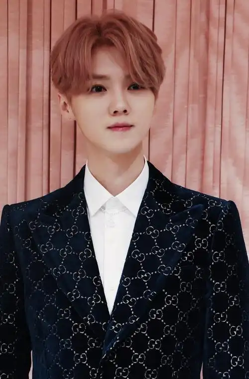 但是能否将白衬衣穿得好看,那就要看个人的气质了,可以看出来,鹿晗