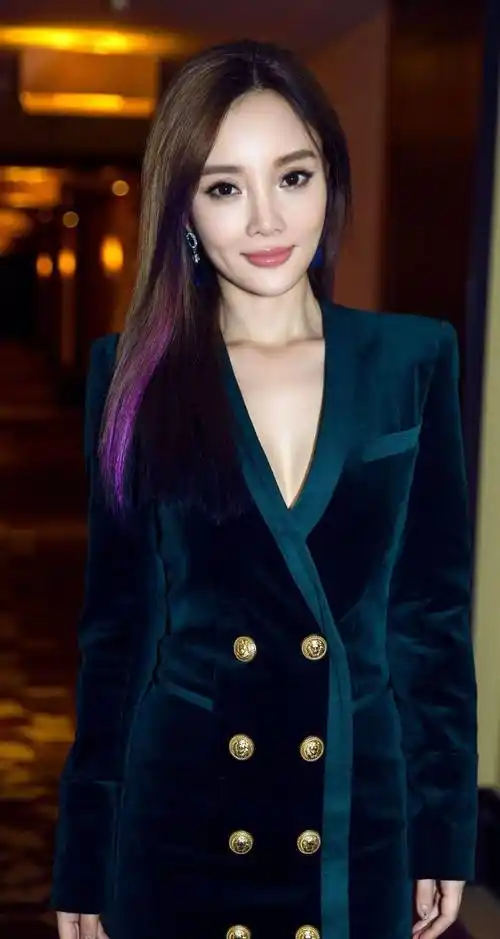 没想到,"做头发"事件才过去6年,李小璐就以"这种姿态"出现