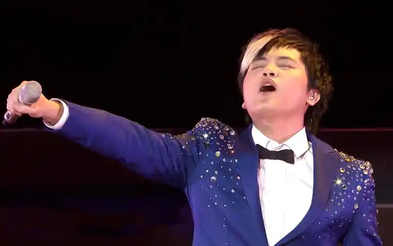 情歌王子郑源线上首唱,超千万人打call,开口就是青春,太感动了