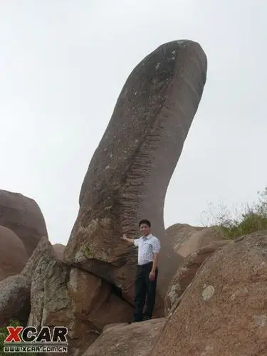 昨天去了勃隆克景点看到了所谓的阴阳石