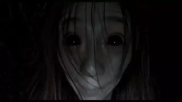 大胸妹被痴汉恶鬼正面扑倒,最后, 编导大哥和女鬼来了个"泰坦尼克"式