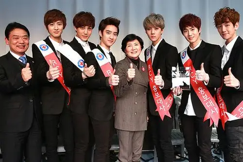 求exo身高不科学的图,就是白白很高的