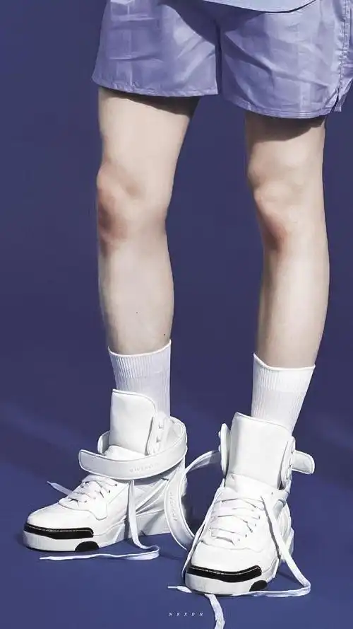 来看王一博的腿 我酸了