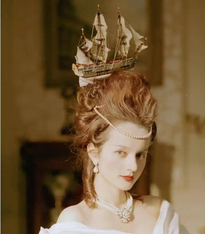 看完玛丽皇后看洛丽塔的眼神,才知道现在的洛丽塔是多么的"平凡"_发型
