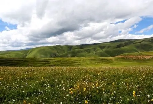 川西高寒草原:鸟瞰犹如一片绿色海洋,且一山有四季,十里不同天!