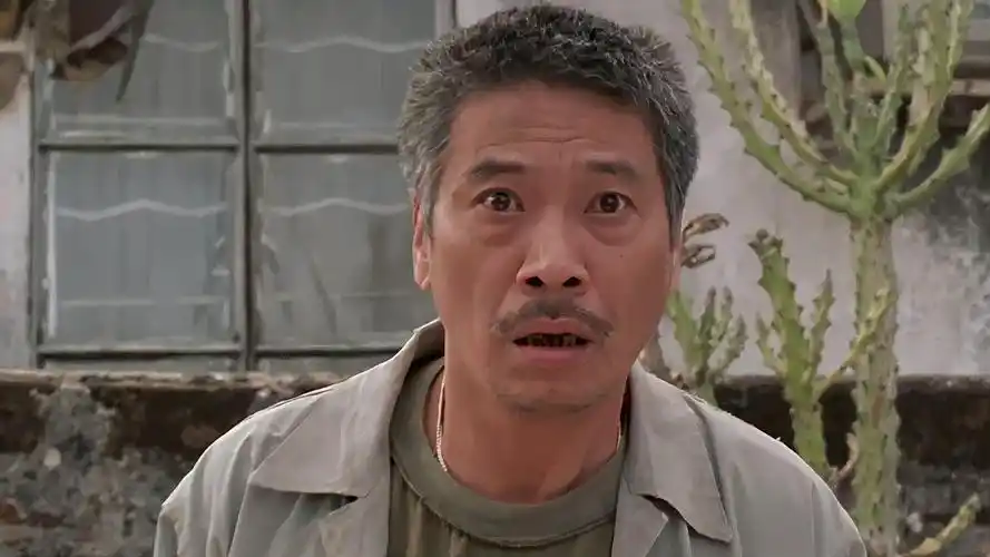 少林足球:小伙脚力太大,达叔怕踢下飞机赔不起,让他踢鸡蛋