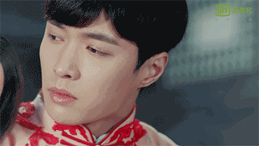 无不令人动容,在这几场台词并不算多的戏中,张艺兴用泪水诠释感情,从