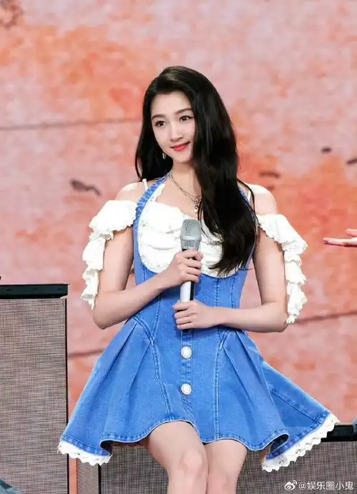 青春正当时,今晚关晓彤一身牛仔短裙出席活动,太飒了.#关晓彤牛仔裙
