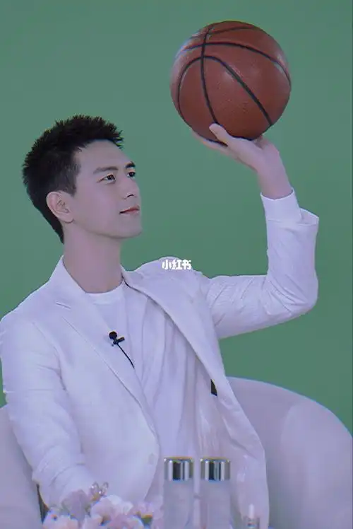 李现寸头白西装直播生图好可爱啊