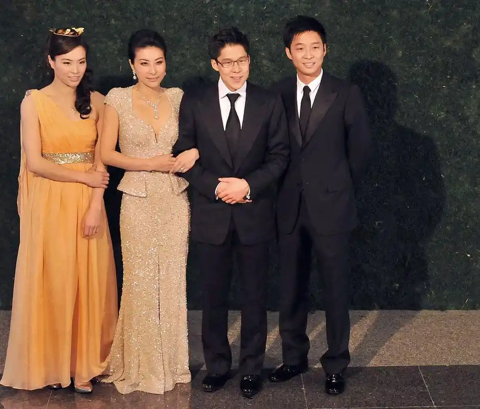 郭晶晶和霍启山的婚礼上,吴敏霞的拒绝让很多人感到意外.