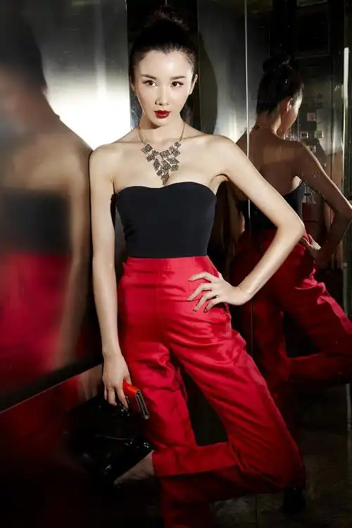 p>孙菲菲,1981年2月21日出生于陕西省西安市,中国内地女演员,毕业于