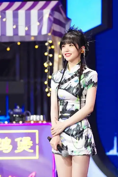 赖美云才153?一袭旗袍却穿出好比例,小个子女生都学着点