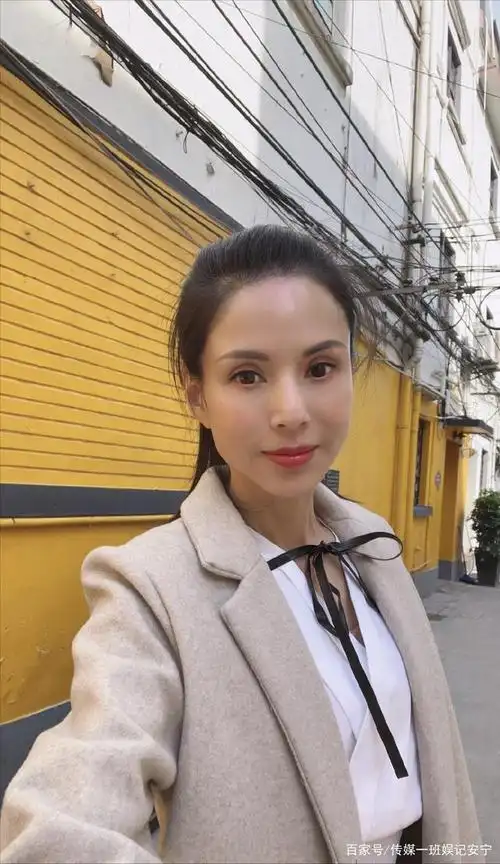 54岁李若彤自曝饭量大,一人吃12寸披萨太满足,减肥从未过节食