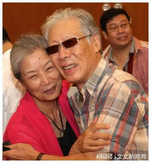 老戏骨吕中:丈夫病逝8年多,儿媳妇何琳让她在悲痛中坚强