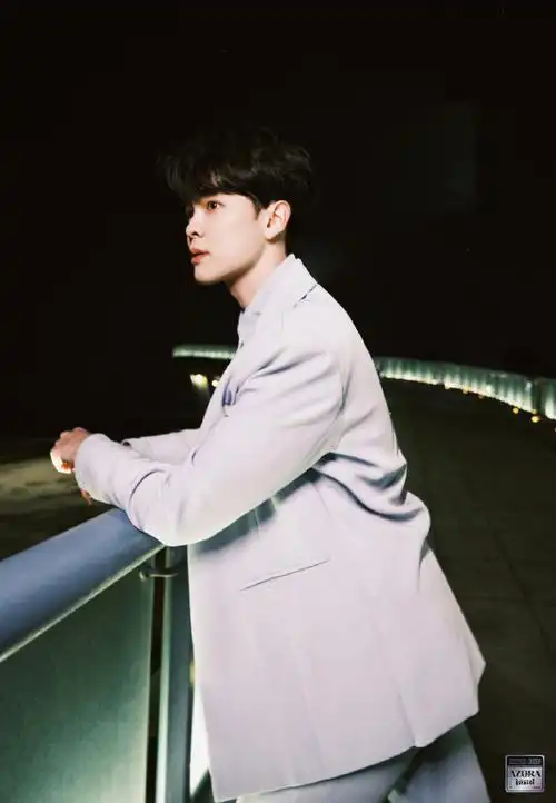 尤长靖周一西装九宫格#全新的一周,从帅气有范的尤老师开始,偷偷迪腚