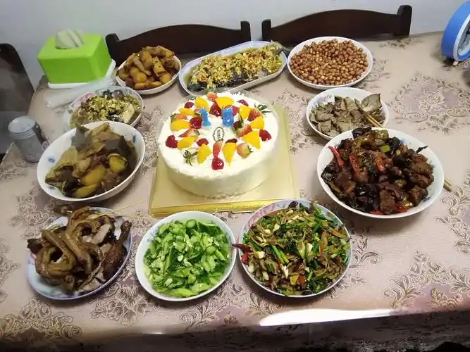 家里的外孙过十五岁生日,爸爸和妈妈祝贺,爷爷和奶奶送个红包.