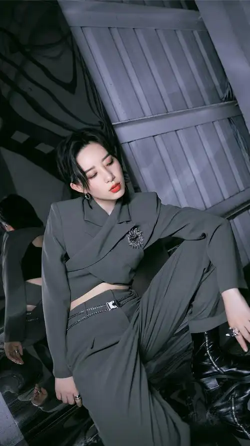 李斯丹妮酷飒时尚写真手机壁纸