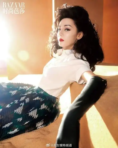 迪丽热巴最新杂志大片雀斑妆粗长麻花辫盘头造型引热议