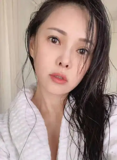 53岁伊能静分享护肤心得自信展示全素颜双颊略显松弛状态依旧