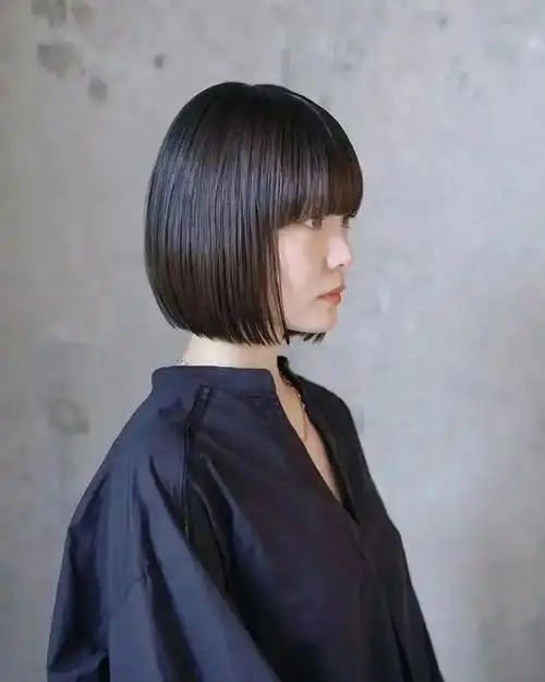 一刀切的波波头发型是一种非常经典的发型,非常适合那些想要展现自己