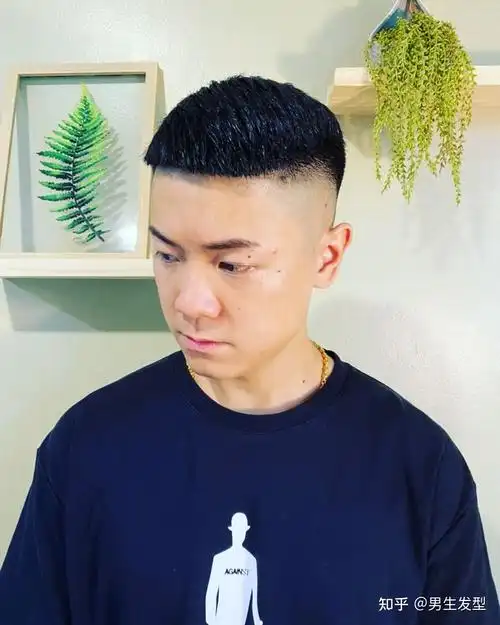 寸头发型是我会对所有男生建议的一款造型,不但很百搭,而且几乎不挑