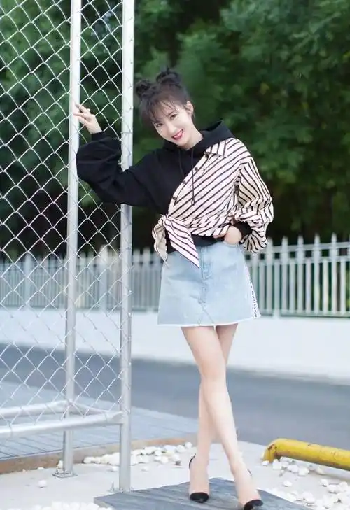 《都挺好》中她是苏明成老婆,穿拼接卫衣配短裙,34岁美成少女_李念