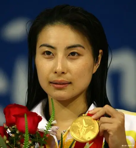 昔日跳水女王郭晶晶,满头白发显憔悴,病情严重到直不起腰