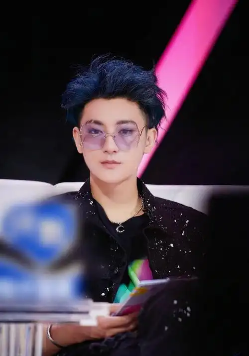 《创造营2020》黄子韬蓝发造型曝光,狂野的撩发加上异形大框眼镜