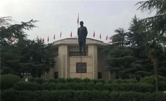 雪白千里枫红万年拜谒彭雪枫纪念馆缅怀将军丰功伟绩弘扬雪枫精神为