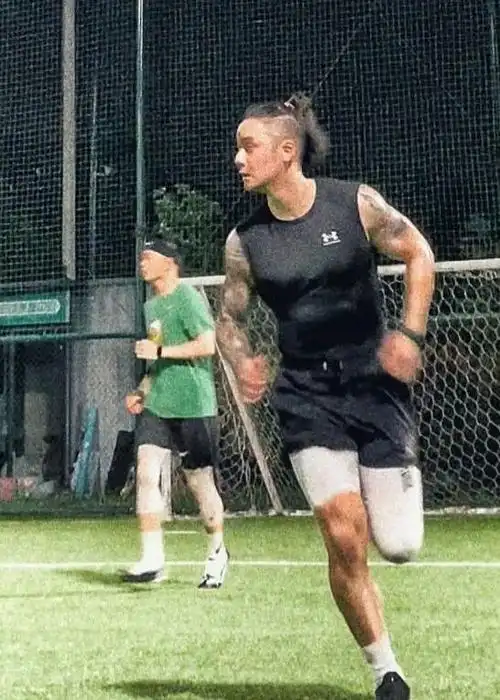 蒋劲夫罕见现身重庆小饭馆用餐无人识肌肉壮实手臂纹身吓人