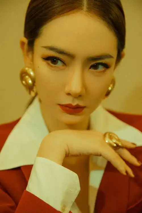 简介:戚薇红色西装时尚性感写真图片,分享一组戚薇图片给大家,图中的