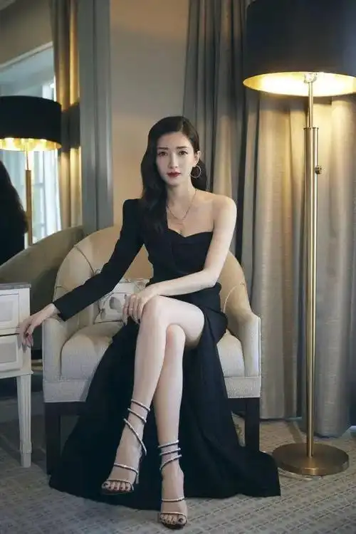 江疏影真是"尤物身材",穿黑色单肩裙勒出s身段,大长腿惊到我了