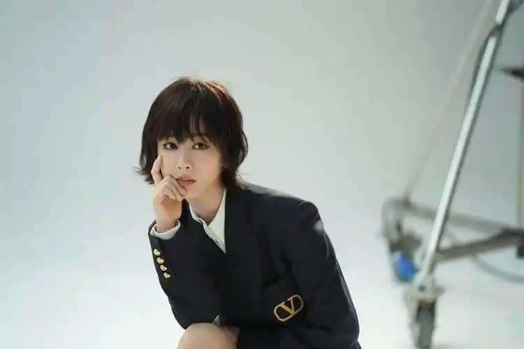 杨紫剪短发拍大片,齐耳短发 空气刘海,摩登减龄又时尚!