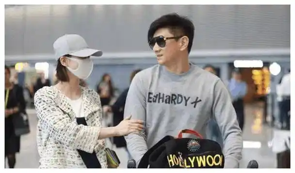 刘诗诗与17岁老公现身机场低调时尚造型吸睛吴奇隆衬托显胖