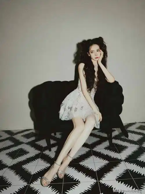 派对氛围感穿搭还得看戚薇,璀璨亮眼,拿捏女人的妩媚和娇俏