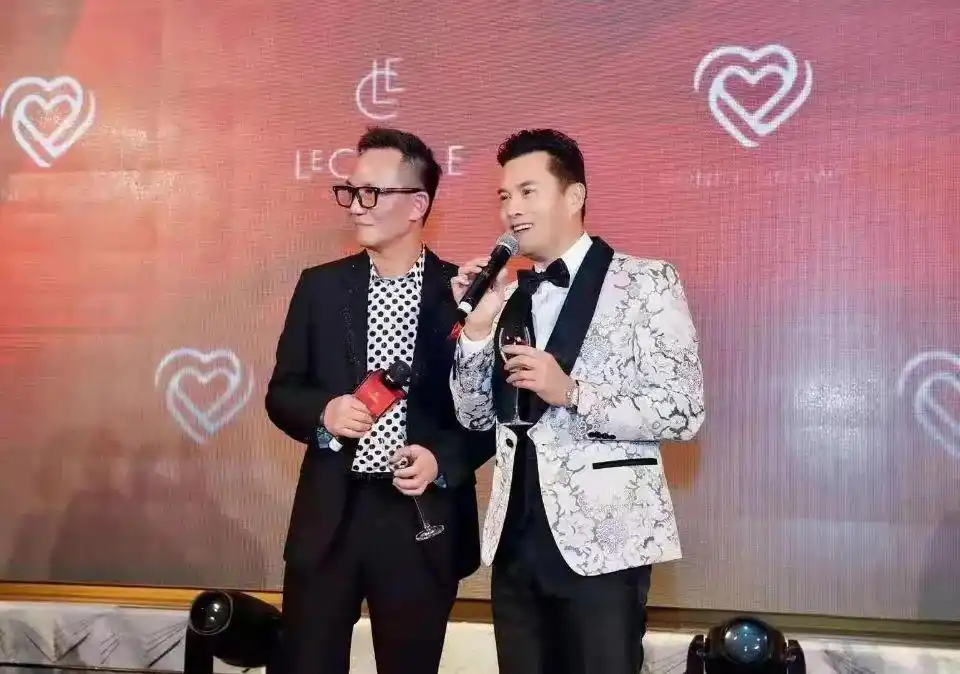 周正毅1961年生于上海,今年整整60岁.